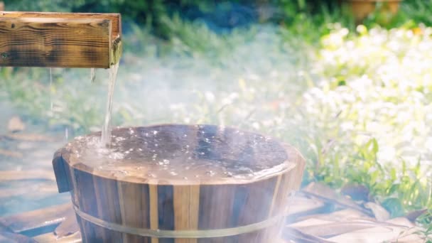 Bahar Bahçesinde Ayak Banyosu Için Tahta Kova Onsen Hafif Odaklı — Stok video