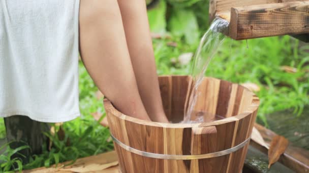 Frauenbeine Genießen Mit Holzeimer Beim Naturonsen — Stockvideo