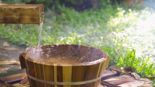 Cubo Madera Para Baño Pies Jardín Termal Onsen Soft Focus — Vídeos de Stock
