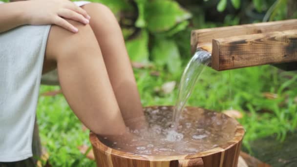 Жіночі Ноги Насолоджуються Дерев Яним Відром Природному Onsen — стокове відео