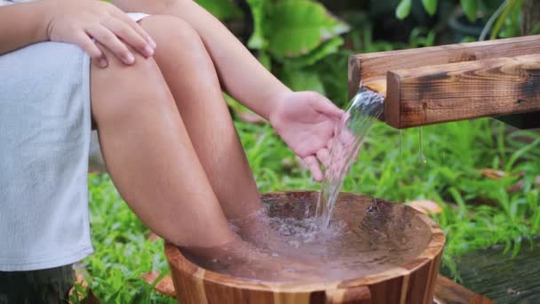 Kobiety Nogi Cieszyć Się Drewniane Wiadro Naturalny Onsen — Wideo stockowe