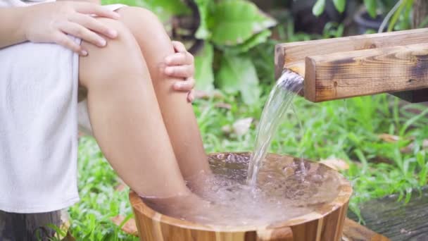 Ženy Nohy Těšit Dřevěným Vědro Přírodní Onsen — Stock video