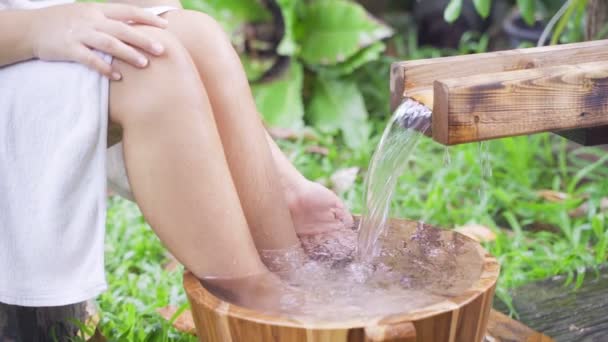 Vrouwen Benen Genieten Met Houten Emmer Bij Natuurlijke Onsen — Stockvideo