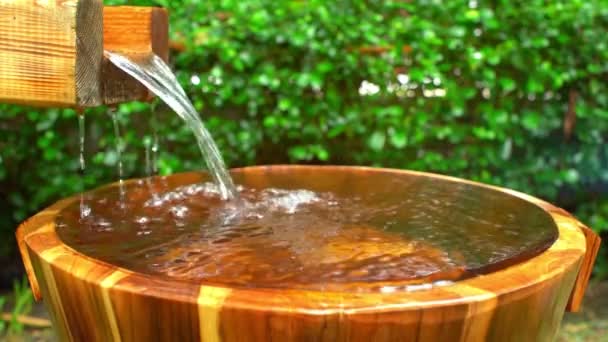 Bahar Bahçesinde Ayak Banyosu Için Tahta Kova Onsen Hafif Odaklı — Stok video