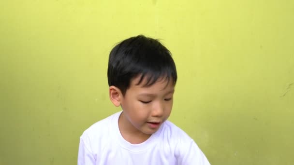 Azjatycki Chłopiec Kicha Siedzi Zabawkami Układzie Słonecznym Materiały Szkolne Domu — Wideo stockowe