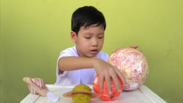 アジアの少年生活太陽系のおもちゃ 家庭学習機器 コロナウイルス後の新しい正常な変化の間家に留まるか Covid 19流行の流行の状況を投稿する — ストック動画