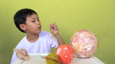 Asyalı Çocuk Güneş Sistemi Oyuncakları, Evde Öğrenme Ekipmanı, Coronavirüs 'ten sonraki normal değişim sırasında ya da covid-19 salgını sonrası evde kalın.