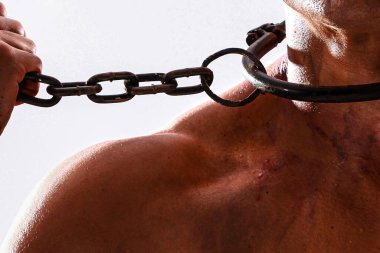 Beyaz arka planda erkeklerin boynunda demir zincir var. Yumuşak odaklanma..