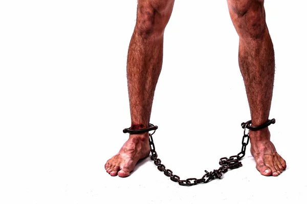 Nohy Vězňů Jsou Spoutány Řetězy Bílém Pozadí — Stock fotografie