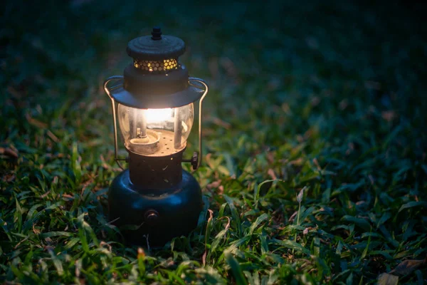 Starožitná Olejová Lampa Trávě Lese Večerní Kempinkové Atmosféře Travel Outdoor — Stock fotografie