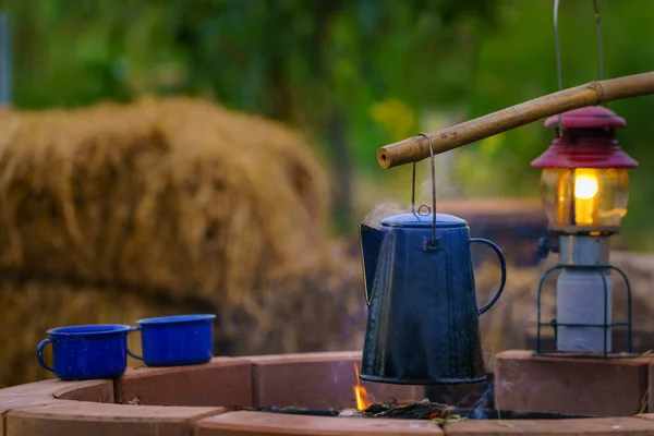 古老的搪瓷壶早上露营时放在烧木头的炉子上 古老的咖啡壶 — 图库照片