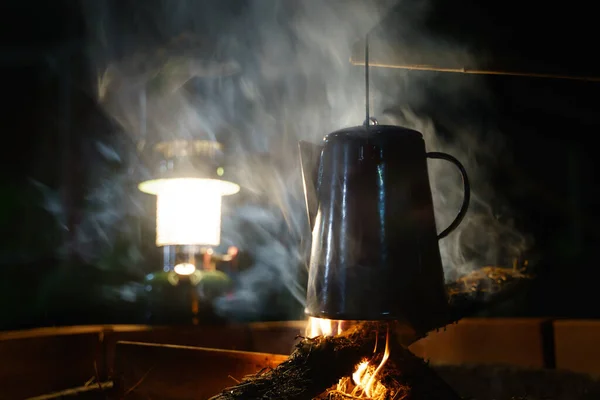 Taza Café Esmalte Hervidor Vintage Fuego Noche Camping Fondo Una — Foto de Stock