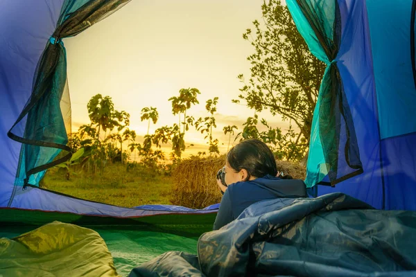 Young Girl Tent Holding Camera Morning Sunrise Forest Soft Focus — 图库照片