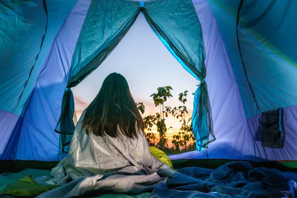 Young Girl Relax Tent Morning Sunrise Forest Soft Focus — Foto Stock