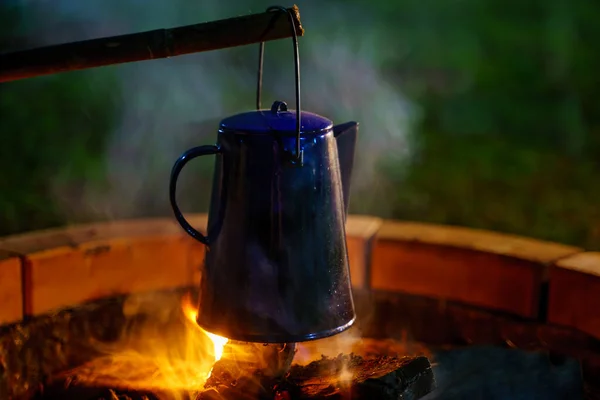 夜间露营时 有选择地把重点放在烧木柴的炉子上的有选择的老式搪瓷壶上 乡村篝火 软聚焦点 浅层聚焦点效果 — 图库照片