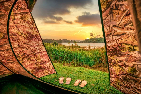 Utsikt Från Insidan Tältet Med Två Par Vid Solnedgångar Skogen — Stockfoto