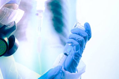 Araştırmacıların elinde COVID-19 aşısı var. Doktor elinde Coronavirus aşısı aşısı olan şırınga ve şişe tutuyor. Tıbbi personelin elinde şırınga. Yumuşak odaklanma..