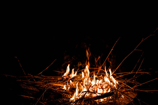 огонь и пламя. Пламя и горящие искры близко, следы огня. пламя от огня. Ночной костер, дрова горят, искры летят. мягкий фокус..