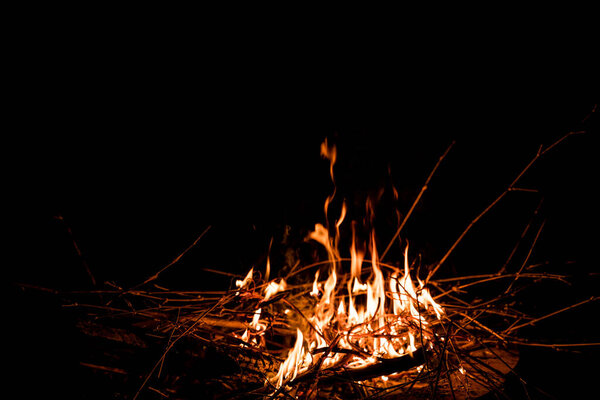 огонь и пламя. Пламя и горящие искры близко, следы огня. пламя от огня. Ночной костер, дрова горят, искры летят. мягкий фокус..