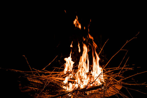огонь и пламя. Пламя и горящие искры близко, следы огня. пламя от огня. Ночной костер, дрова горят, искры летят. мягкий фокус..