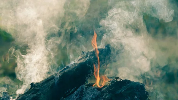 Eld Och Lågor Flammor Och Brinnande Gnistor Nära Håll Brandmönster — Stockfoto