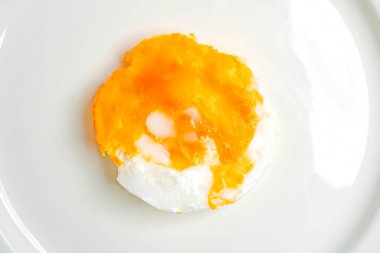 Beyaz zemin üzerinde izole edilmiş yumurta, üst görünüm,