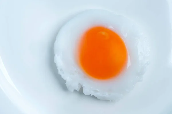 Huevos Fritos Aislados Sobre Fondo Blanco Vista Superior Enfoque Suave —  Fotos de Stock