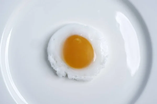 Beyaz Arka Planda Izole Edilmiş Yumurta Üst Görünüm Yumuşak Odak — Stok fotoğraf
