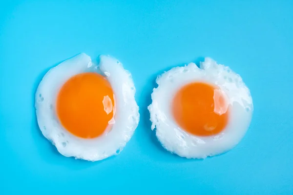 Huevos Fritos Aislados Sobre Fondo Azul Vista Superior Enfoque Suave —  Fotos de Stock