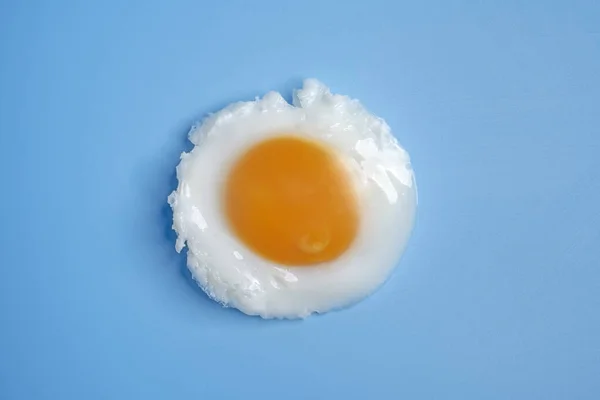 Huevos Fritos Aislados Sobre Fondo Azul Vista Superior Enfoque Suave —  Fotos de Stock