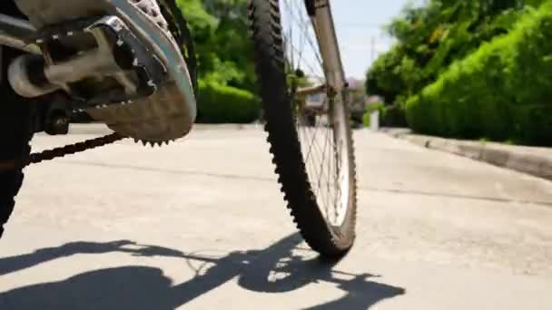 Mann Radfahren Für Bewegung Dorf Soziale Distanzierung Der Familie Konzept — Stockvideo