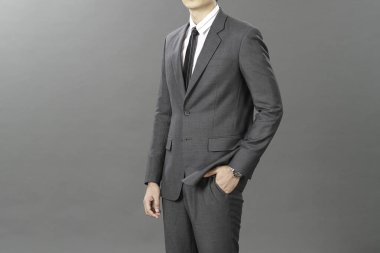 Gri arka planda zarif bir takım giyen bir iş adamı. Stüdyoda iyi giyimli son sınıf öğrencisi. Düşünceli düşünmeyi, dikkatlice düşünmeyi, yumuşak odaklanmayı önemser.