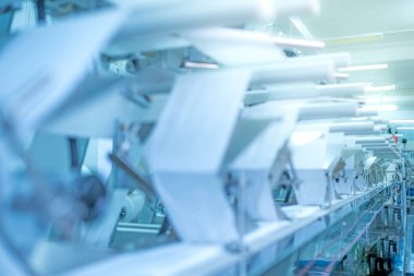 Fabrika, sanayi bölgesi, otomasyon, teknoloji, fabrika içinde ürün paketleme makineleri, steril güzellik endüstrisi maksimum temizliği sürdürmek için.