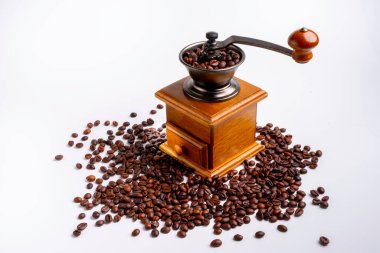 Antika kahve öğütücüsü. Eski el yapımı ahşap ve metal kahve öğütücüsü. Kahve çekirdeklerini öğütmek için el yapımı kahve öğütücü. beyaz arkaplanda izole.