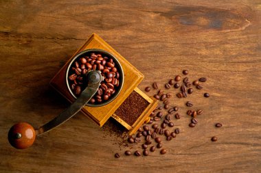 Antika kahve öğütücüsü. Eski el yapımı ahşap ve metal kahve öğütücüsü. Kahve çekirdeklerini öğütmek için el yapımı kahve öğütücü. yumuşak odak.