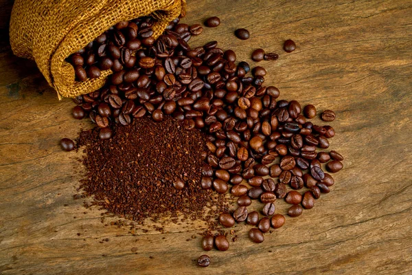 Kaffeebohnen Und Gemahlenes Pulver Auf Dem Alten Hölzernen Hintergrund — Stockfoto