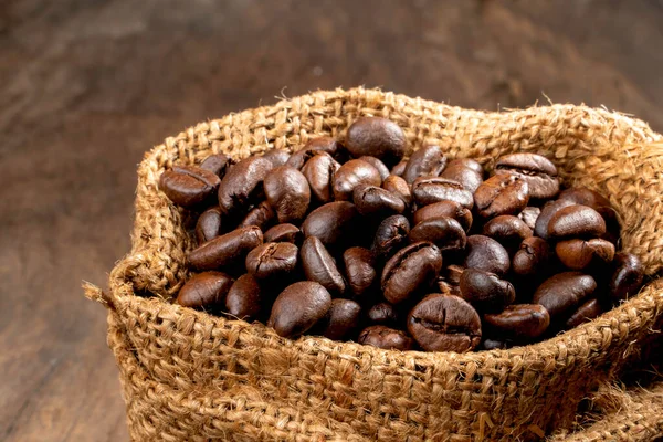 木製の表面のコーヒー バラップ袋のコーヒー豆 浅い焦点効果 ソフトフォーカス — ストック写真