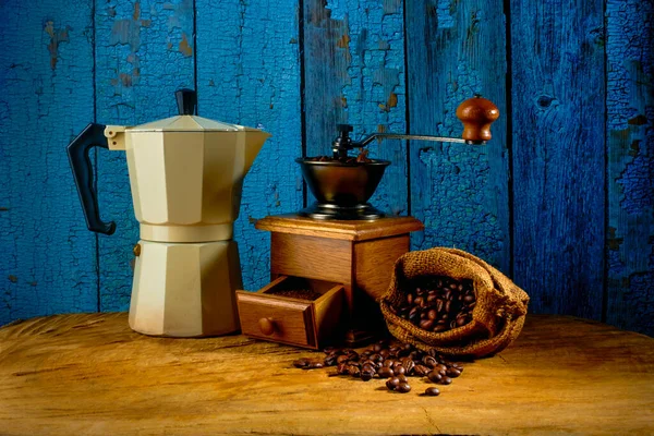 Kaffeesatz Mit Mokkatopf Und Mühle Auf Dem Alten Holzboden Weicher — Stockfoto