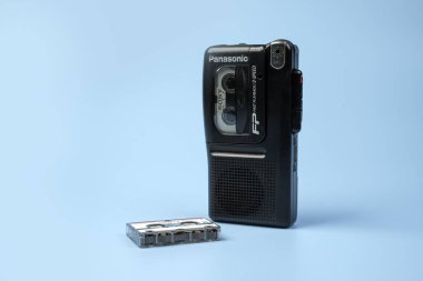 BANGKOK THAILAND 15 Şubat 2022 Panasonic eski mikro kayıt cihazı. Profesyonel gazeteci aleti. 90 'larda bir ses kaydedicisi yaratıldı. yumuşak odak.