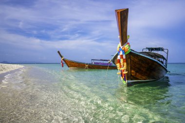 KRABI, THAILAND - Tayland ahşap motorlu botu, denizde tekne gezileri, temiz beyaz kumlu plajlar, ve zümrüt yeşili deniz..