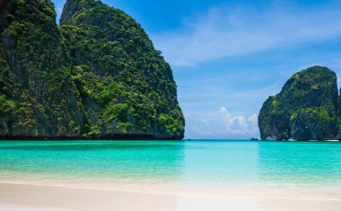 Maya Körfezi ve Phi Leh Gölü ile Phi Phi Adası, Krabi Eyaleti, turkuaz su ve beyaz plajla izole edilmiş kayalık tropik ada, Tayland.