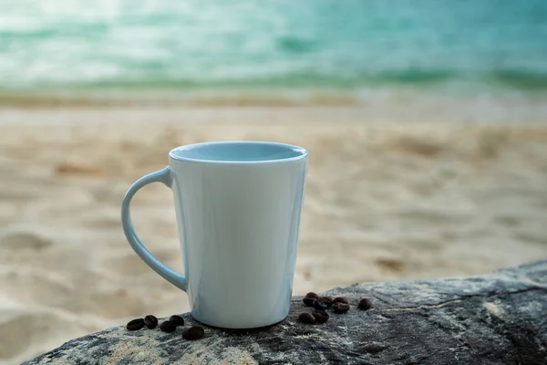 Mavi deniz arka planlı beyaz seramik kahve kupası, Maya Körfezi ve Phi Leh Gölü ile Phi Adası 'nın havadan görüntüsü, Krabi Eyaleti. Tayland