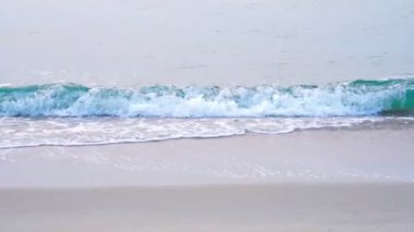 Sabahları deniz manzarası ve kumlu sahil. Güneşin doğuşunda bulutlu bir arka planda sis. Chanthaburi Sahili, Tayland.