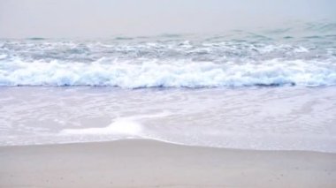 Sabahları deniz manzarası ve kumlu sahil. Güneşin doğuşunda bulutlu bir arka planda sis. Chanthaburi Sahili, Tayland.