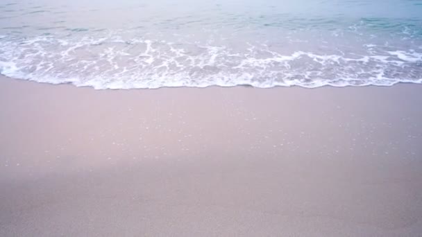 ทะเลและชายหาดทรายในหมอกตอนเช นหล งของเมฆในเวลาพระอาท ชานท โคสต ประเทศไทย — วีดีโอสต็อก