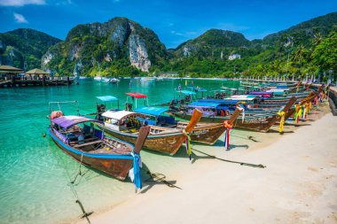 KRABI, THAILAND -28 Mart 2022: Tayland ahşap sürat teknesi, denizde tekne gezileri, Temiz beyaz kum plajları, ve zümrüt yeşili deniz.