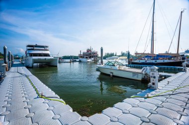 KRABI, THAILAND - 28 Mart 2022: Phi Phi Adası 'na seyahat etmek için yolcu iskelesi, denizde tekne gezileri, Temiz beyaz kumlu plajlar ve zümrüt yeşili deniz..