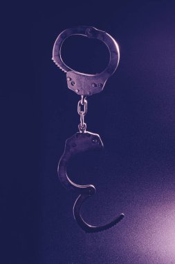 Siyah arka planda kelepçelerin silueti. Yumuşak odaklanma..