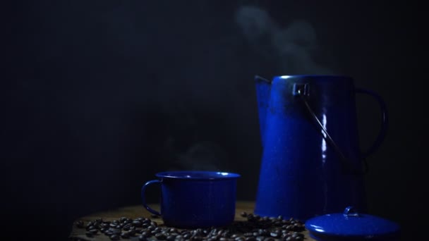 Eski Ahşap Zeminde Kahve Çekirdeği Dumanlı Bir Bardak Mineli Kahve — Stok video