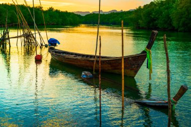 Bozuk gemi, okyanus kıyısında terk edilmiş eski bir gemi. Tayland ahşap sürat teknesi..